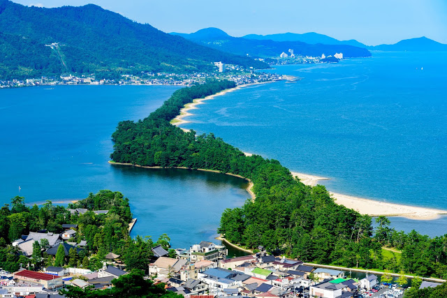 10. 天橋立
天橋立的來頭可不小,它可是與廣島-嚴島神社、宮城-松島並稱為『日本三景』,還可以搭乘復古味濃厚的丹後鐵道的青松號前往天橋立(小編朋友搭過後強烈建議一定要去搭一次啊~~)當然除了極具特色的列車之外,還可以搭乘纜車上到傘松公園(纜車的特別之處在於車體是斜的~),傘松公園可以看到天橋立沙洲的全景,十分推薦!