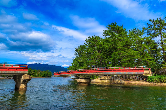另外,在天橋立的山下,還有必訪的景點『迴旋橋』,之所以有這個名稱,是因為這個橋身會旋轉!不過橋身的旋轉是不定時的,所以想要碰到這種奇特的景色,還是要靠運氣啊!