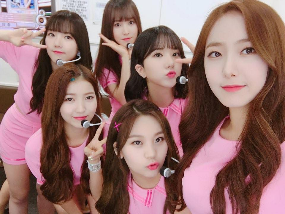 GFRIEND回歸後也開始一連串馬不停蹄的活動,GFRIEND的舞蹈一次比一次難,成員為了這次的回歸都很努力的練習,還練到膝蓋都帶傷了化妝也遮不住!難怪粉絲們都很擔心成員的身體會吃不消...