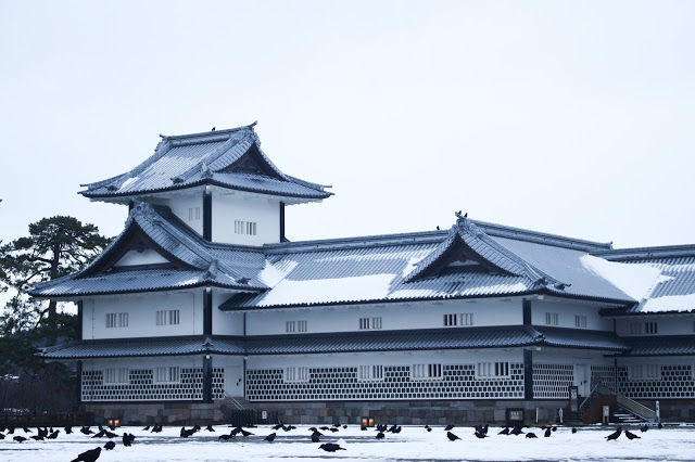 四、金澤必去景點
1.金澤城公園(金沢城公園)
金澤城曾是加賀藩主前田氏的居城,也曾經歷不斷火災和重建的迴圈當中,在1995年以前為金澤大學使用,現在開放成公園,為日本百名城之一。而在這當中的菱櫓、五十間長屋、橋爪門続櫓採用日本傳統建築技巧,沒有使用任何一根釘子或螺絲,卻非常耐震,可以感受到前人智慧的奧妙!