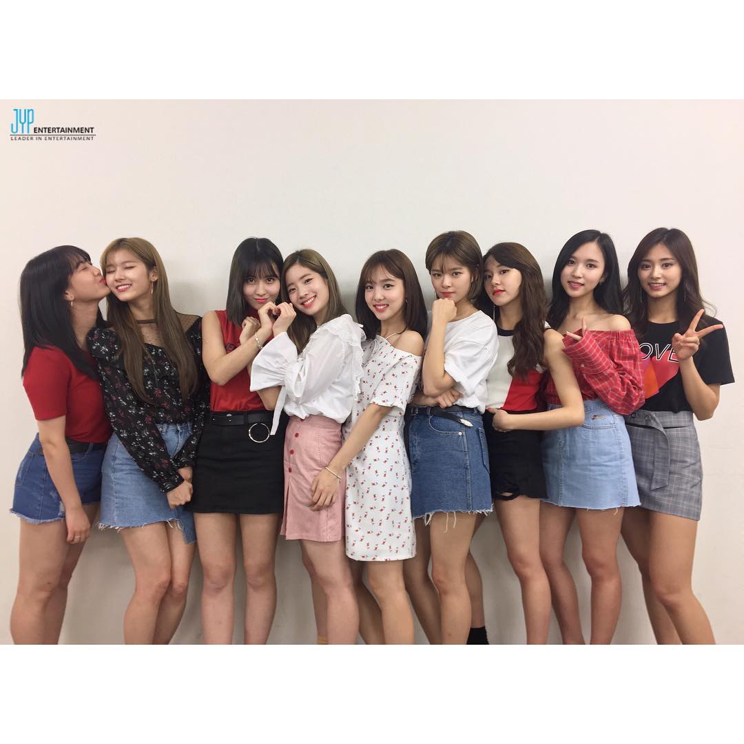 TWICE成員們最近的行程可說是相當忙碌,TWICE在日本出道後開始一連串馬不停蹄的活動宣傳,日前才剛在日本(大阪)辦完粉絲擊掌會,也再次見識到TWICE在日本的高人氣!