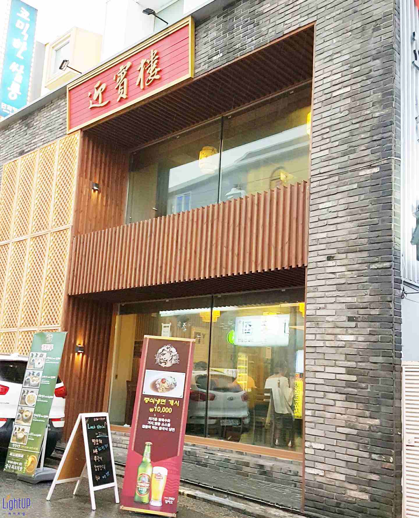 大家看過LightUP新單元第一篇《mAgnstudio Coffee》的介紹了嗎?
第二篇接著要跟大家介紹的是《V live 說話之路》節目中出現的場景!!! (第三集)