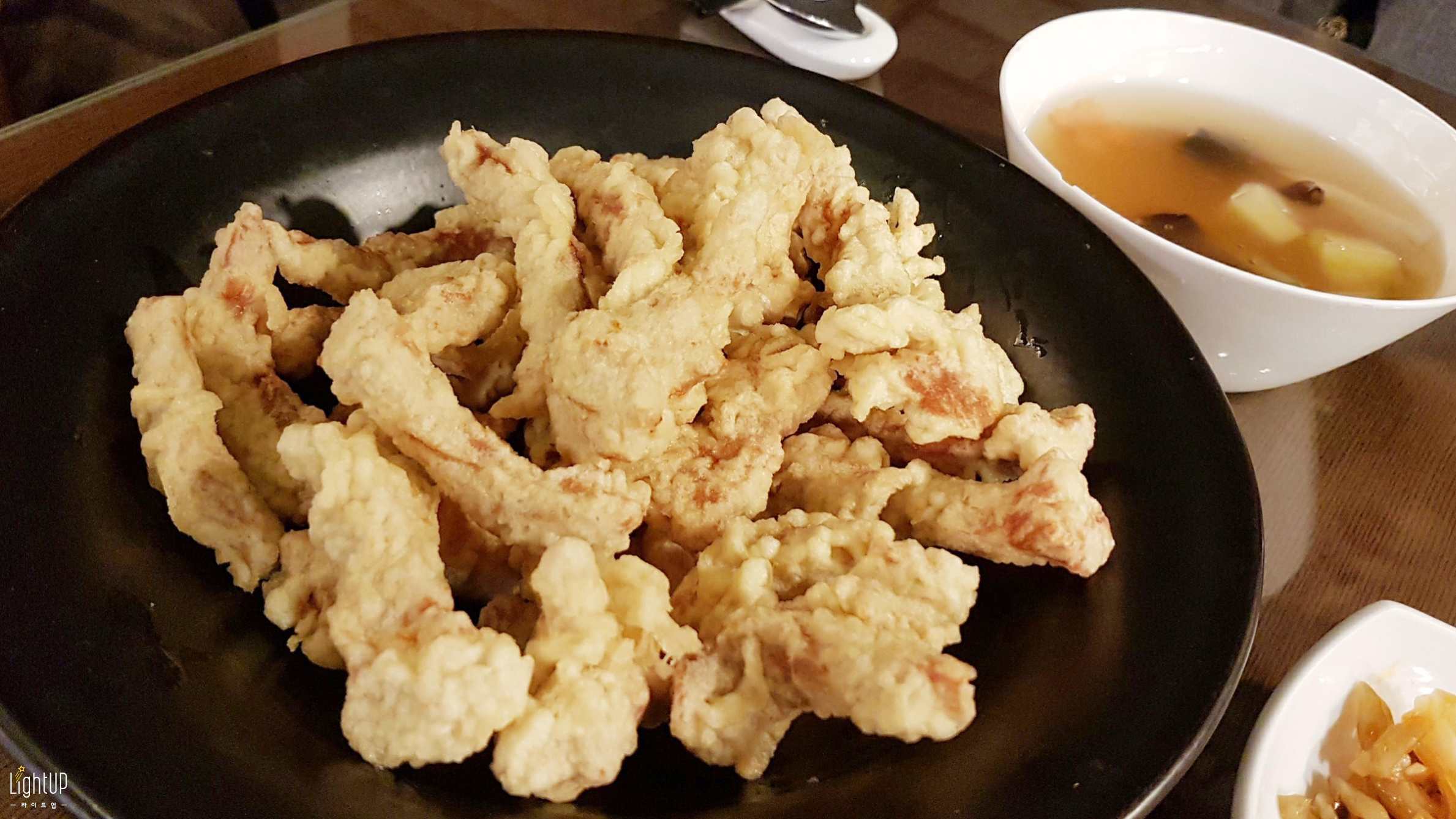 接下來是糖醋肉!
薄薄的外皮 炸得又酥脆
吃完真的不想再吃外賣送來的糖醋肉了啦...
看到糖醋肉總讓小編想起具大英的標準吃法!
大家都是淋著吃還是沾著吃呢?