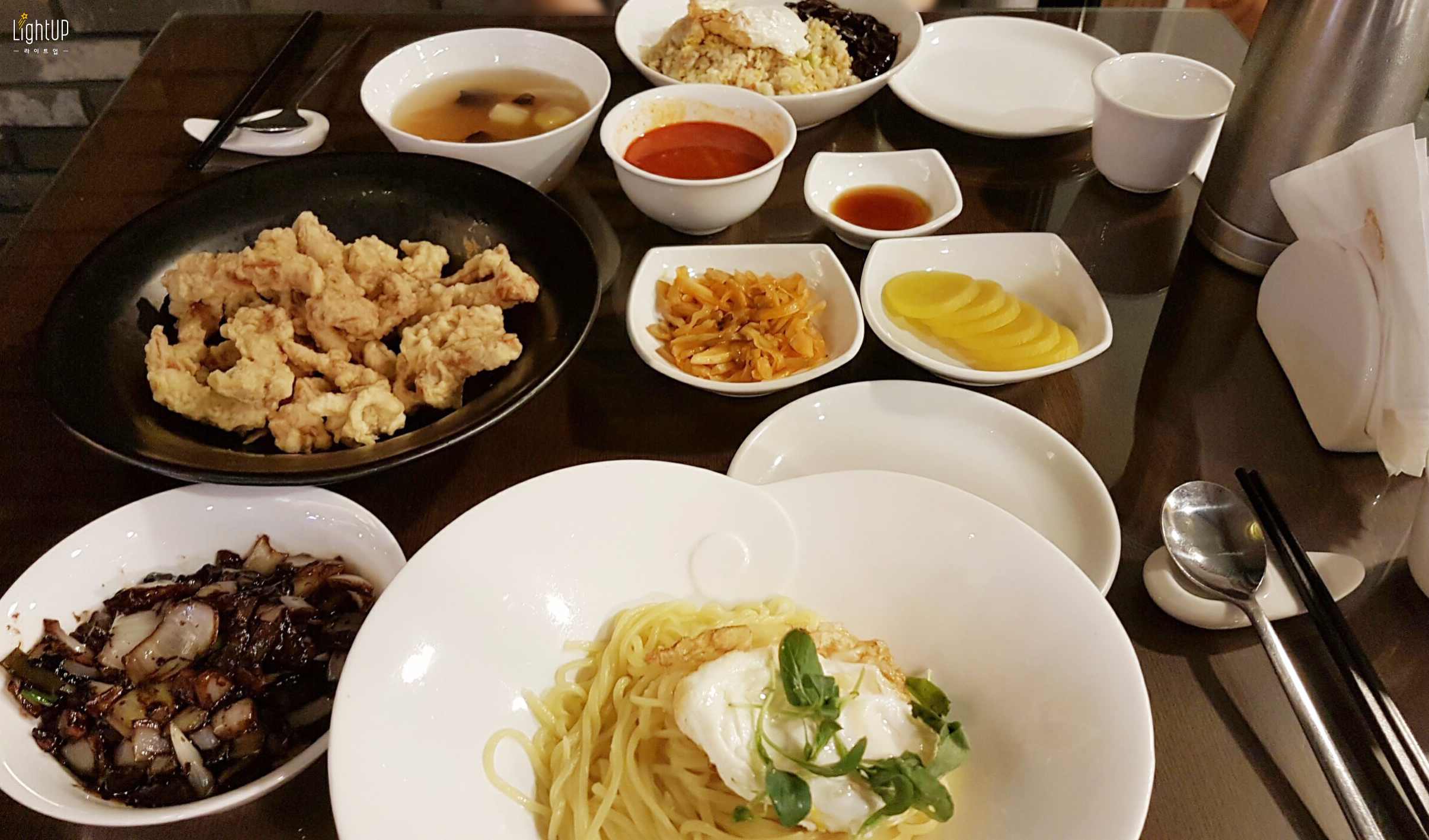 加上小菜後,整桌滿滿的菜色
絕對可以吃得很飽的~~
來韓國就是要試試炸醬麵,如果跟隨自已偶像的腳步,吃一樣的東西,是不是會更有味道呢?
小知識: 韓國人在搬家的時候都會吃炸醬麵喔. 因為搬家很累,沒有體力再煮飯,叫炸醬麵是最快又方便的 ~~