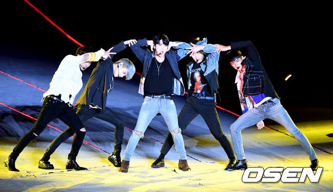 SHINee出道「鄰家弟弟」形象深植人心,近年來即使轉型讓大家看到成熟的一面,但成員們彼此友愛,對粉絲也親和的良好形象仍舊是大眾對他們的印象。但今天卻傳出SHINee成員疑似對女性性騷擾並且進入調查的消息,震驚韓國不少網友
