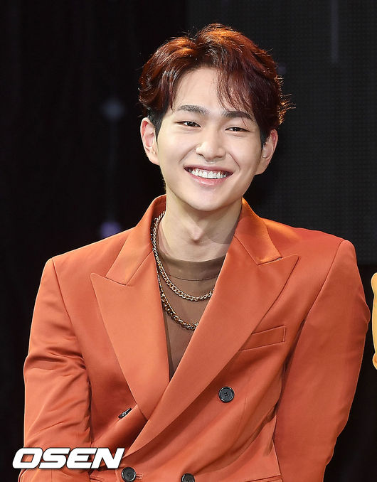 SHINee成員溫流被韓國媒體報導,今天早上7點多時因涉嫌在夜店撫摸女性,而被報警並移送調查。溫流在接受上午約5小時的偵訊後回家,據悉該名女子在夜店時感覺到一直有人摸自己卻不知道是誰,但身旁的人指證是SHINee溫流,而報警指稱溫流涉嫌性騷擾。但溫流在偵訊時指稱自己「喝多了,對當時的事全不記得」
