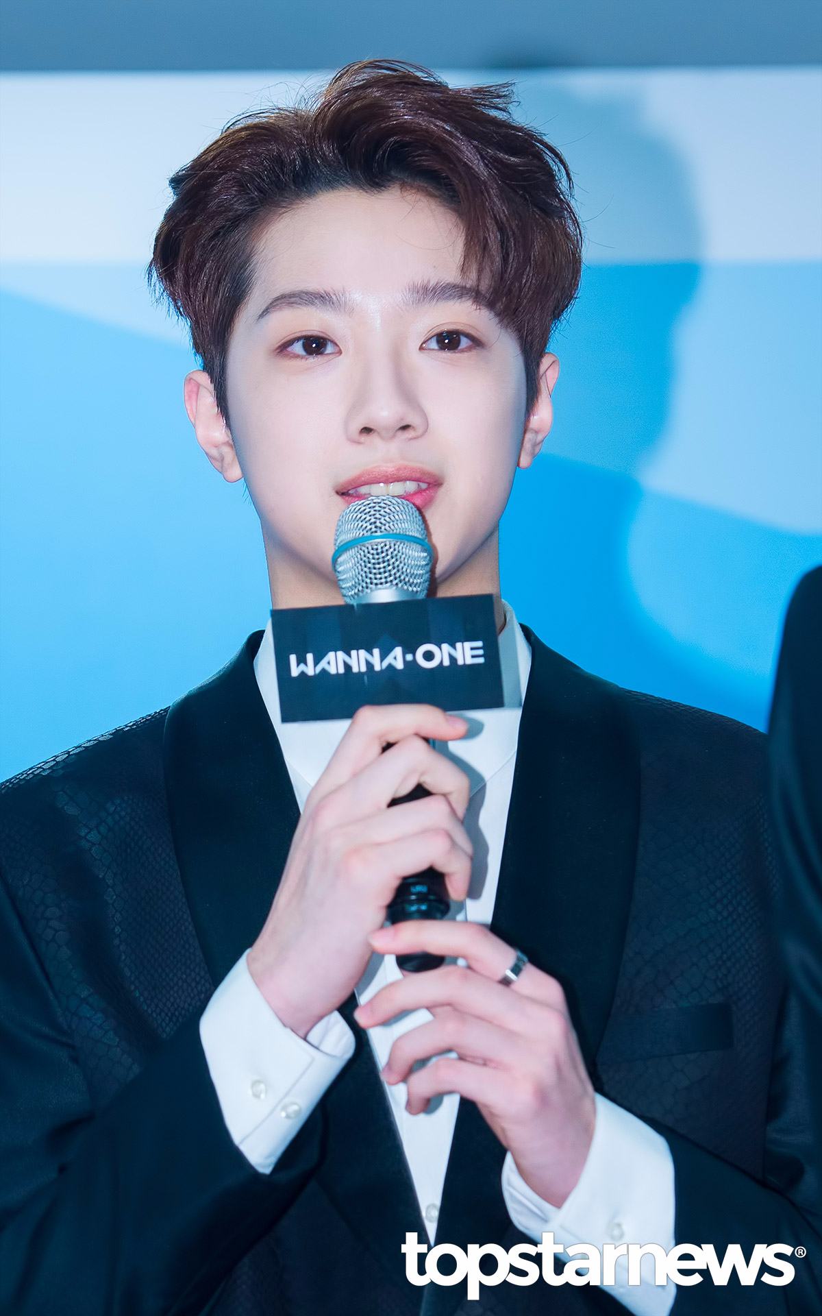 還有最近非常大發的Wanna One!其中巨嬰忙內賴冠霖的眉毛也是最近討論度非常高的!眉毛的毛流根根分明,又非常的對稱整齊!根本是不論男女都非常嚮往的超高等級"偽素眉"!