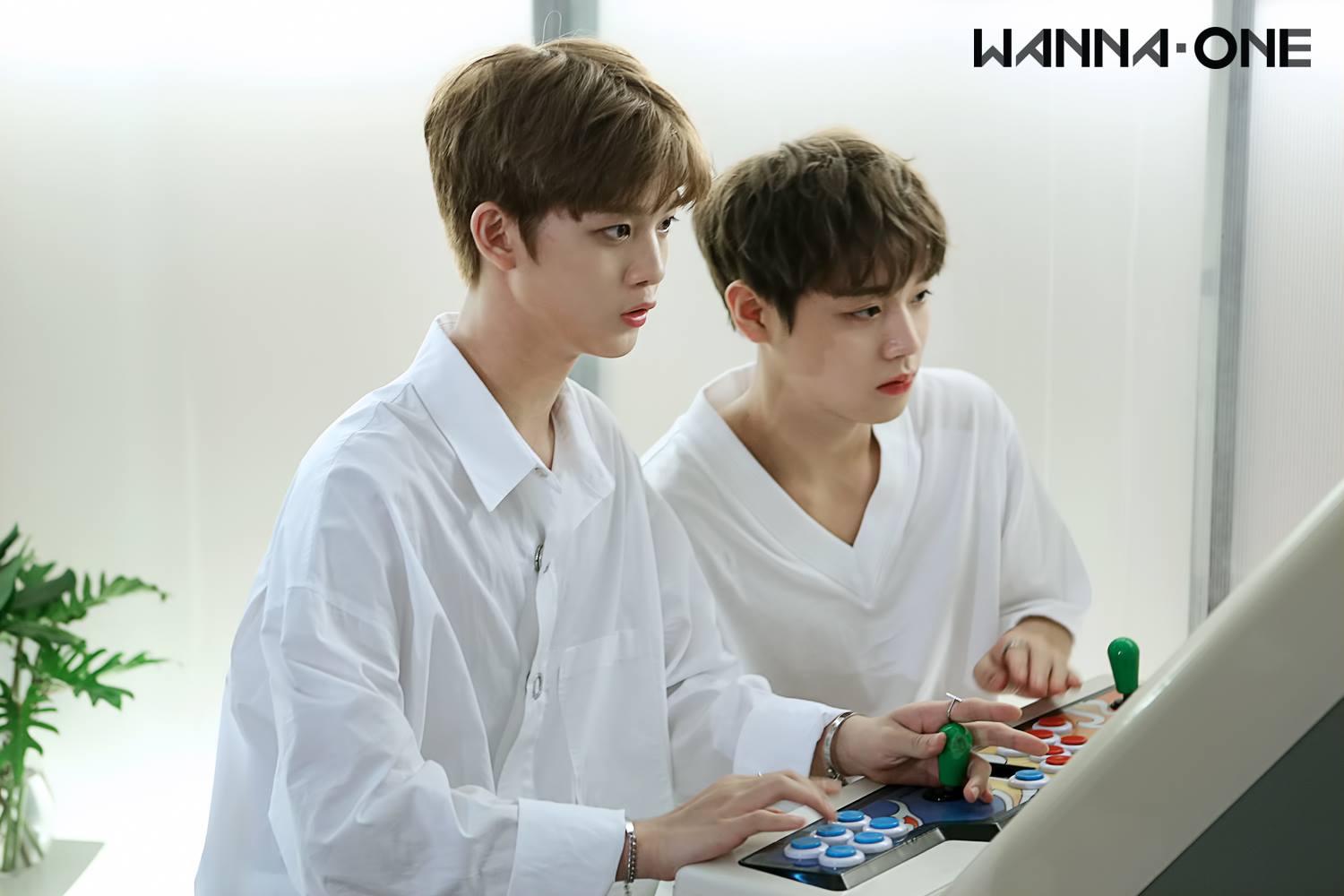 而WannaOne最近不只代言化妝品、啤酒、零食…等等,聽說接下來還有炸雞廣告和隱形眼鏡在接洽中,果然是最強新人啊,出道不到一個月就代言滿滿,粉絲荷包可要守不住啦XD