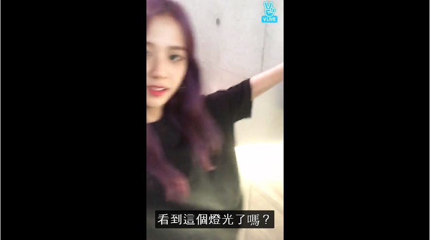 直播中Jisoo在到達了YG大樓後便開始帶粉絲參觀YG~
說著說著Jisoo突然拍了拍階梯旁的牆壁問大家有沒有看到這個燈光,(就是Jisoo手臂下方亮亮的部分)!