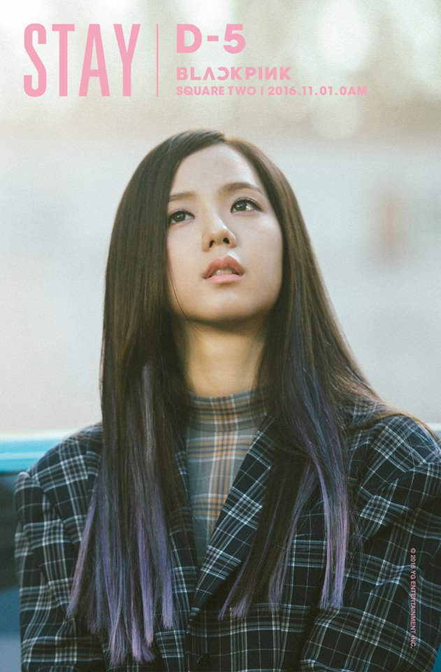 Jisoo接著說:「以前這個地方非常黑,沒有這個燈光,所以真的特別暗,所以某次冬天下雪的時候我正在下樓梯,我就在這個樓梯摔倒了,然後我就滾下去了。」