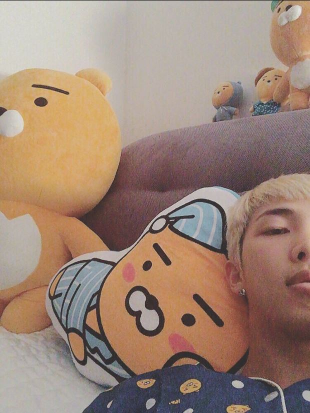 而且不只當中出現的Kakao Friends在韓國熱賣,其實不少韓國偶像也是他們的粉絲。像是防彈少年團的隊長Rap Monster 在充滿嘻哈精神的靈魂中,就區隔出來一小塊「可愛」的部份送給當中的人氣角色Ryan