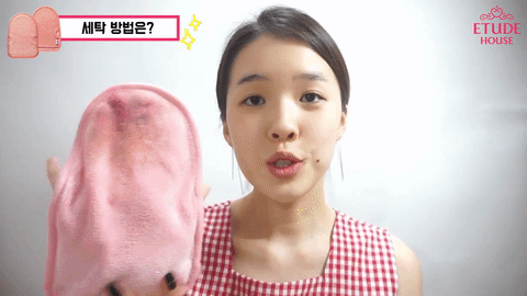 潔膚手套的清潔也很容易!使用一般常用的洗面乳來搓洗~然後晾乾就可以囉!真的是重複使用一年都不是問題啊!但是長用型的產品比較容易滋生細菌~所以使用完一定要仔細清潔乾淨並晾乾哦!