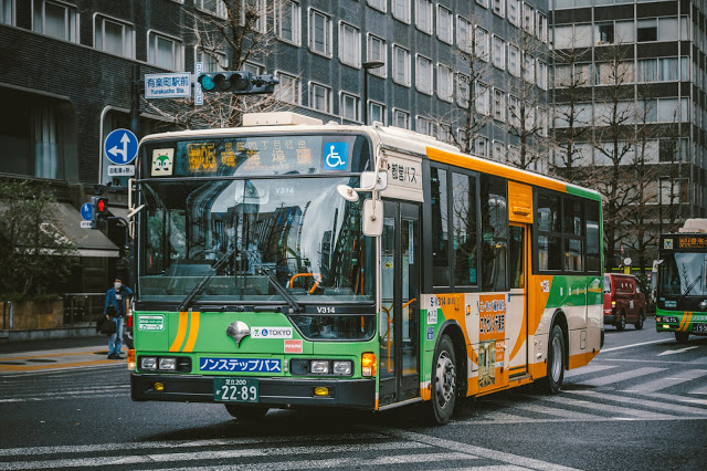 【巴士】
巴士的選擇有台場Rainbow Bus、 Km Flower Bus 、都營巴士三種,巴士的好處在於可以直達,車資也不會太多,是種省交通費的好選擇!像是台場Rainbow Bus的一日券才500日幣~而Km Flower Bus的搭乘費用也才200日幣,超級划算!都營巴士也有推出從濱松町巴士總站出發巡迴台場,可以於車內購買一日乘車券(一樣是500日幣)。