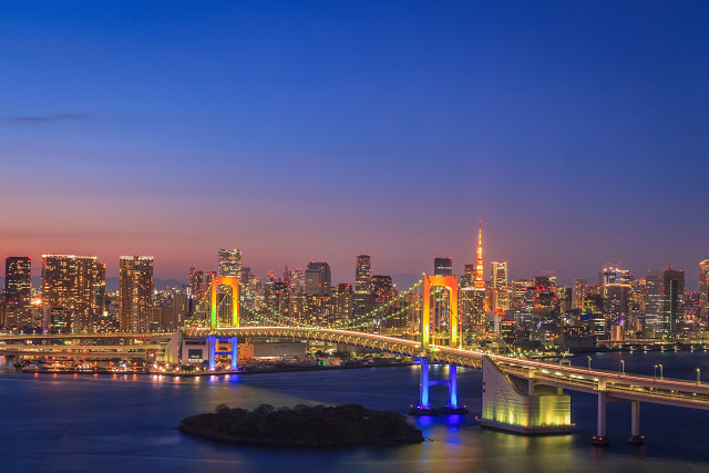 #台場景點
【彩虹大橋】
橫跨東京灣連接著芝浦與台場的彩虹大橋,到了夜晚就換上夢幻的燈光,到每年的歲末時更是陪著東京人一起渡過跨年的時光。彩虹大橋分為上下兩層,上面一層為高速公路,下面一層則為電車、汽車專用道,以及行人步道,是一處東京情侶十分愛來的景點之一!