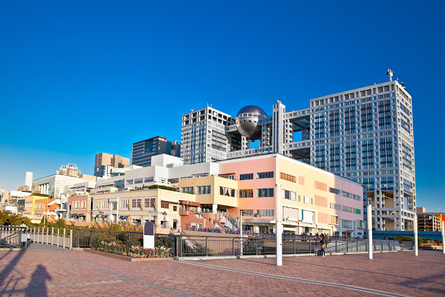 【AQUA CITY 、Diver City、Decks】
富士電視台、AQUA CITY 、Diver City、Decks這四座建築物離得很近,所以建議可以一起逛,這三個地方逛一整個上午都不是問題~AQUA CITY為集合50間餐廳、70家商店的大型購物中心,主要的逛街地會集中在3、4樓,逛完AQUA CITY也可以走聯通橋到 Diver City繼續逛,兩棟都以歐美品牌居多。