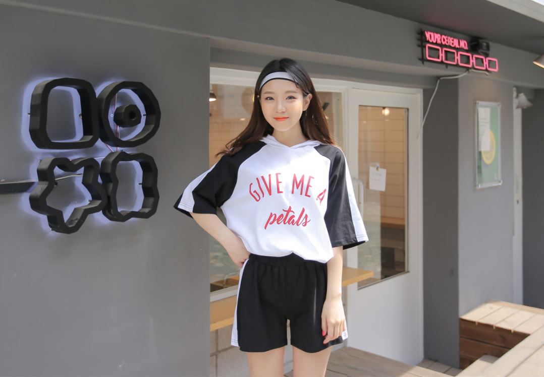 Hi~你是小隻女嗎!雖然小隻女,嬌小玲瓏很可愛還可以偽裝成偽忙內XD,但是缺點就是稍微吃胖一點點就會超明顯的啦!(〒︿〒) 如果能長高一點點哪怕吃胖5公斤也沒有人會發現!!