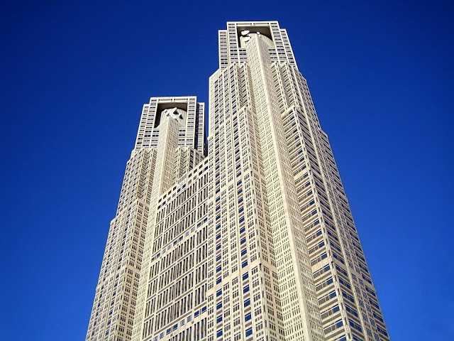 #東京無料夜景
1. 東京都廳展望室(東京都庁展望室)
說到免費的東京夜景觀賞點,想必許多人第一個想到的就是東京都廳展望室吧!位在繁華的新宿地帶,交通方便,晚上逛完街便可以直接到這裡欣賞夜晚的東京。展望室分成南北兩處,南展望台可以看到東京鐵塔,而北展望台可以看見晴空塔,因此,若是東京雙塔的夜景都想看的話,小編大大推薦這裡唷!
