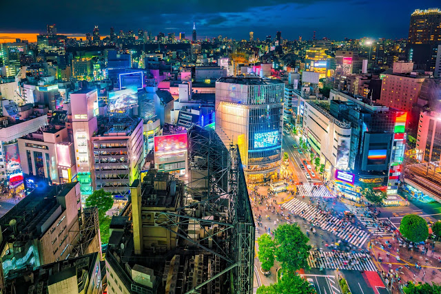 3. 澀谷Hikarie(渋谷ヒカリエスカイロビー)
大型購物中心澀谷Hikarie位於澀谷車站的精華地段,從11樓往下處看可以欣賞到不一樣的角度的澀谷,一棟一棟的霓虹建築物再加上來來往往的人群和車輛,讓人大大感受到東京的熱鬧繁華!