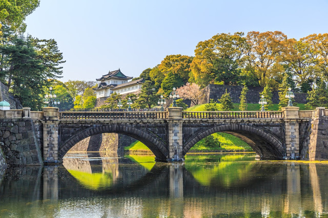 #東京無料景點
1.皇居
皇居,簡單來說就是日本天皇居住的地方。由於皇居平常是不開放的,因此需要提前申請才能參觀。申請方式有網路申請和現場排隊兩種。小編建議網路申請要提前一個月前申請喲,名額超容易被搶完,而現場排隊必須提前去抽整理券,抽券時間分別為早上8:30和中午12:00,想一探究竟天皇的居所可千萬別錯過啊!