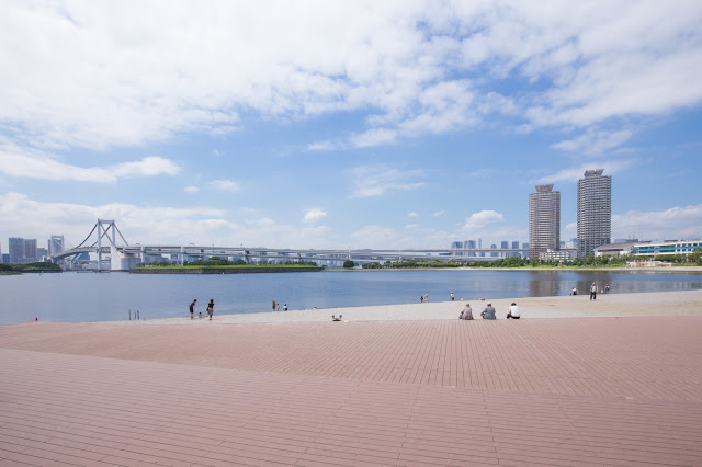 6. 御台場海濱公園(お台場海浜公園)
台場海濱公園位於第三台場,這個公園是藉由填海而形成的人造陸地,環抱著寧靜的海灣。近年很受年輕人歡迎,不只有大型商場可以逛,還是多部日劇的拍攝景點。其中著名的景點包括彩虹大橋、自由女神像、富士電視台等。