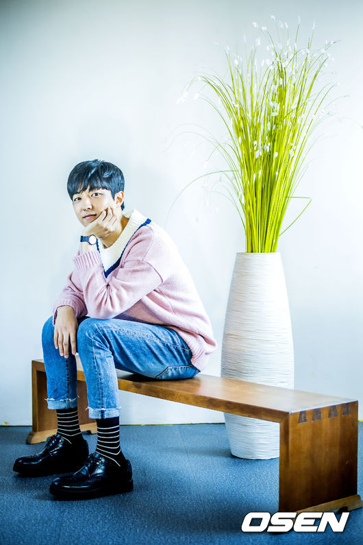 先前他接受OSEN 的採訪時,還曾說過自己的年紀是「SHINee世代的」,在共同拍戲期間也很依賴共同演出的SHINee Minho,更表達過自己對SHINee的喜愛。