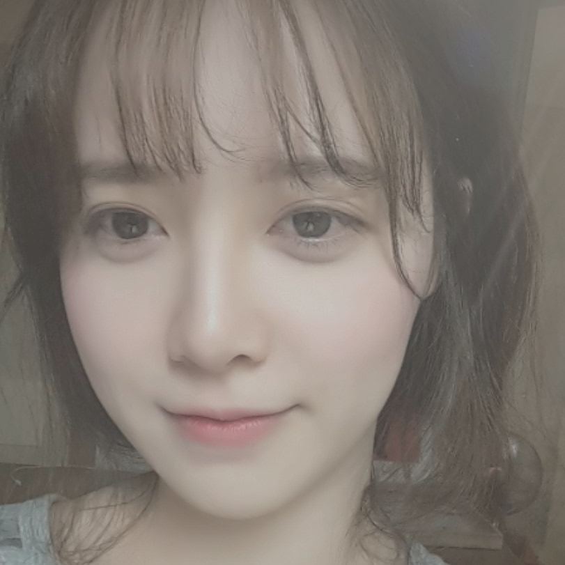 具惠善可以說是韓國以「皮膚」無瑕而出名的代表美女,先前小新郎安宰賢還曾經在IG上傳具大人的照片,還被笑稱說是半夜放閃秀老婆,白淨透亮的皮膚連女生都羨慕阿~~