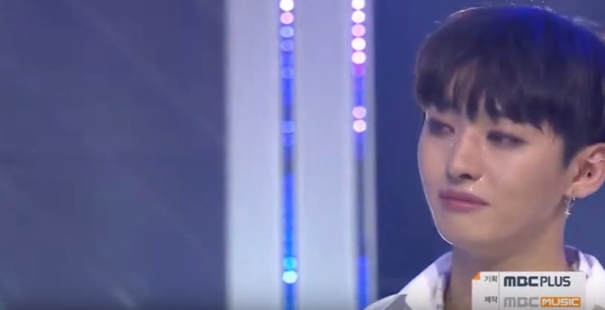 而今天(16日)播出的音樂節目《Show Champion》當中,Wanna One也拿下了出道以來的首次冠軍,成員們也紛紛下跪表示謝意,隊長尹智聖也被攝影機捕捉到在一旁流淚的模樣,讓現場瞬間成淚海