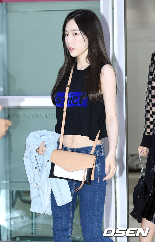 而即使今天傳出Tiffany可能前往美國學習演技的消息,但原訂前往越南的太妍似乎看來心情仍不受影響。希望太妍在機場的小失誤和超生動的表情可以療癒sone今天從一早開始憂鬱的心情,也希望少女時代早日解決合約問題,帶來好消息啊!