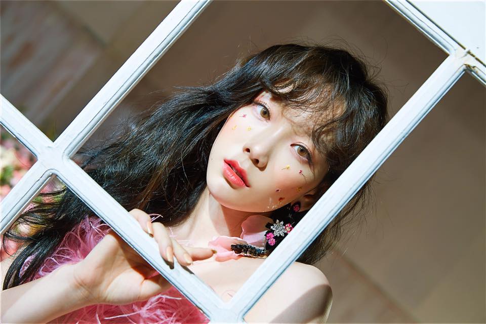 「而我也因身前身後持續的肢體碰觸感到緊張,當時真的是一片混亂。前來等候我的人們中,也有不少像我一樣跌倒或受傷的人,讓我感到十分不好受。還有,雖然我覺得應該不是故意的,但我的胸部﹑臀部等身體部位不斷的被觸碰﹑撞到拉扯到...這讓我感到很驚慌﹑無法打起精神。
而時隔這麼久的到訪雅加達卻無法展現美好的樣子入國,讓我對於等待許久的粉絲們感到相當抱歉,希望我們都不要受傷,且可以更加守秩序就好了。」