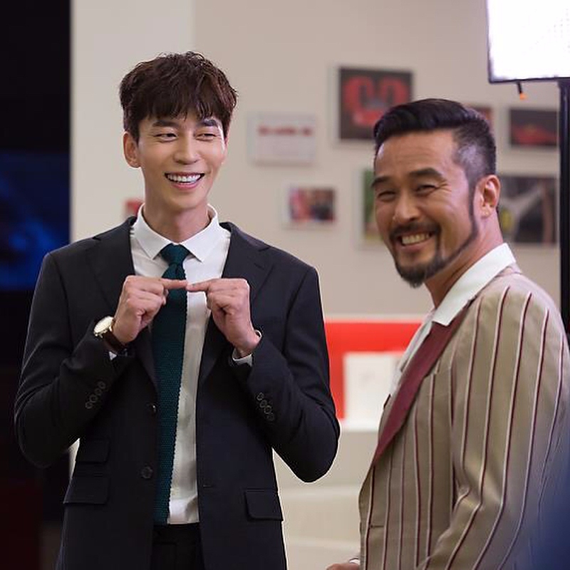 ✿TOP 7 - MBC《死而復生的男人》
話題佔有率:6.30%
➔上升4個名次
※由崔民秀、強藝元、申成祿、李昭娟主演,此劇講述生活富裕的王國伯爵為找尋女兒來到韓國後發生的故事。粉絲們如果常看韓國綜藝或戲劇的話,肯定對崔民秀( Running Man獵人 )、申成祿(《來自星星的你》反派)兩位男主角不陌生吧,而這次兩人突破形象挑戰喜劇!