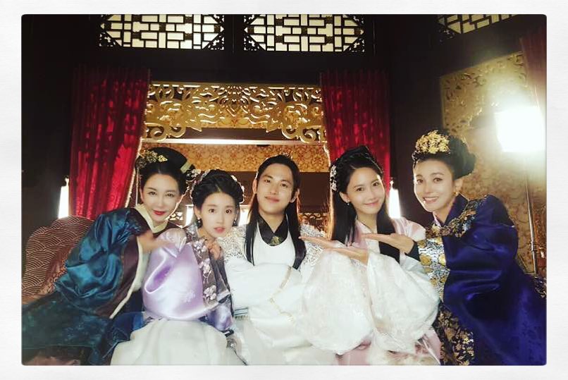 ✿TOP 3 - MBC《王在相愛》
話題佔有率:7.54%
➔下降1個名次
※由任時完、潤娥、洪宗玄、吳閔碩主演,內容描述有著魅惑外貌的世子王謜與高麗王族王麟,以及打破兩人兄弟情的女人高麗首富獨生女殷珊之間的故事。