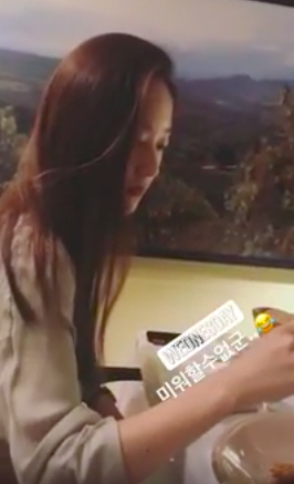 前陣子Jessica也在動態發了一篇短片,對話內容是Jessica問了正在吃大餐的krystal「你有帶錢包嗎」,沒想到krystal毫不猶豫地回答「沒帶啊」,Jessica又反問「那你今天帶了什麼來」krystal一臉開心地表示「我帶了手機啊」讓Jessica又哭又笑地回她「真的很厚臉皮耶,但是討厭不了你」(因為krystal的表情超可愛XD)