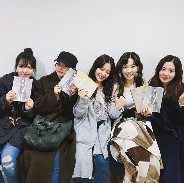 而且Red Velvet 5位成員都是少女時代的狂飯,太妍solo發片時,Red Velvet甚至起了個大早,超有誠意的趕去凌晨預錄的《人氣歌謠》就是為了替師姐打氣,這回換少女時代的成員特別抽空為Red Velvet的演唱會加油,只能說Red Velvet真的是史上最成功的小粉絲