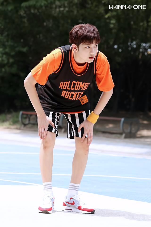 賴冠霖也說過他在CUBE徵選時準備的歌曲是
周杰倫的《聽媽媽的話》
而且有說自己喜歡五月天的歌
也喜歡聽畢書盡Bii的歌
(真的是關注很廣的迷弟啊XDDDD)