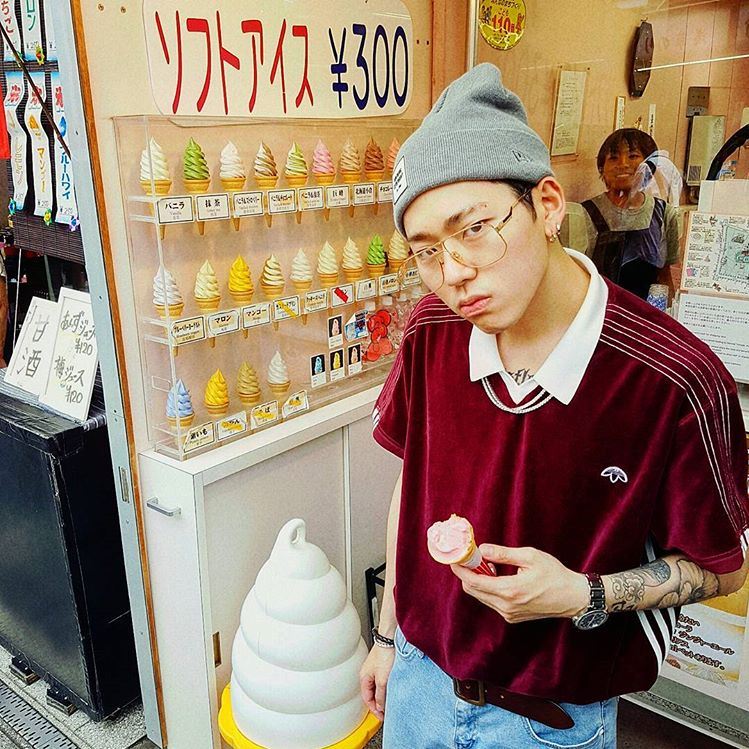 而當時因為被媒體捕捉到約會場面,讓戀情曝光的Zico和雪炫,雖然在戀情公開之後幾乎攻佔了媒體版面近一個月,但是在戀情公開後的三個月,卻因為兩人不堪外界的壓力而宣告分手,也讓不少人為兩人承受的壓力而心疼。