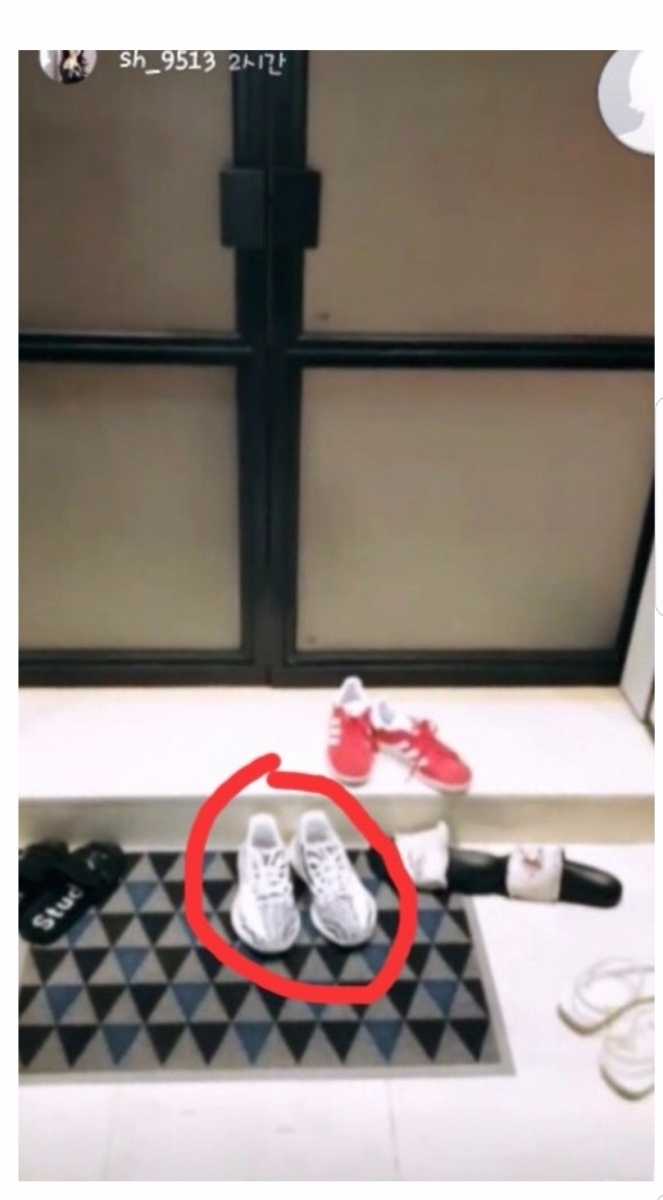 不過就在最近,雪炫的一張 IG 限時動態上的影片,卻引發了不少韓國網友對於雪炫和Zico 兩人是否復合的揣測。因為在雪炫上傳的照片,在她家中出現了一雙知名品牌的球鞋
