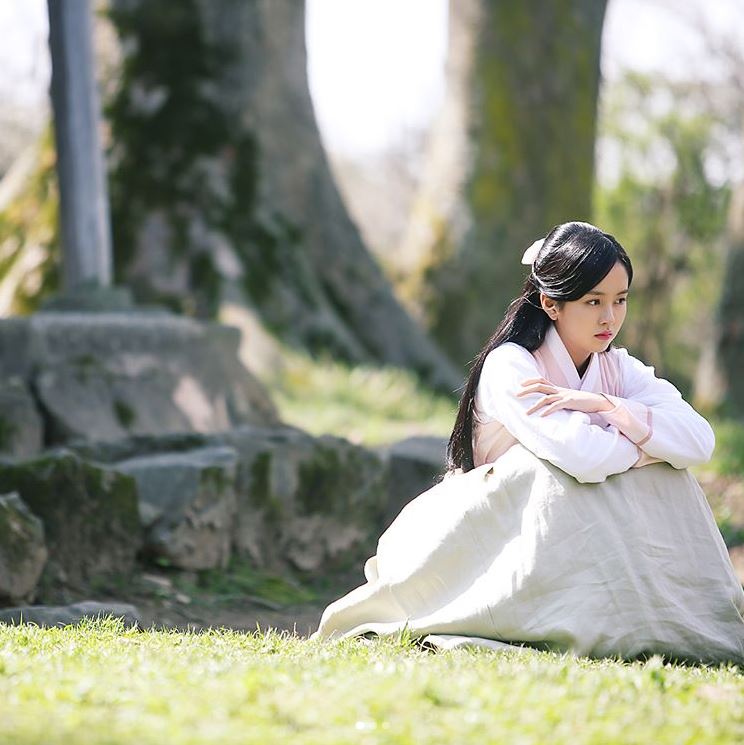 而所炫說《君主》中這個她出道9年以來「最悲情」的角色,雖然楚楚可憐,不過因為女主角在劇中不斷的「想要報仇」,卻捅出一堆簍子,被說是「韓劇史上最惹人厭」的惹麻煩女主角,讓所炫說雖然自己不想要在意網友的說法,但是卻總是不經意看到網友的留言,這次大眾對她的評價似乎也讓她很受傷