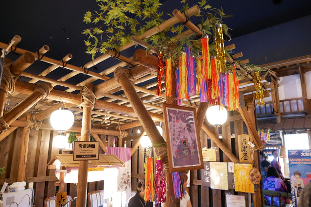 #祭典
暑假7、8月去日本旅遊的話,可能有機會參與日本的夏日祭典,但如果是其他時間來日本卻也想體驗祭典文化怎麼辦?大江戶溫泉物語帶你來到江戶時代的祭典!有撈球(類似台灣撈金魚)、投手裏劍的遊戲攤販、賣面具的攤子等,還有提供占卜服務的攤位。想體驗祭典的你千萬別錯過啊!