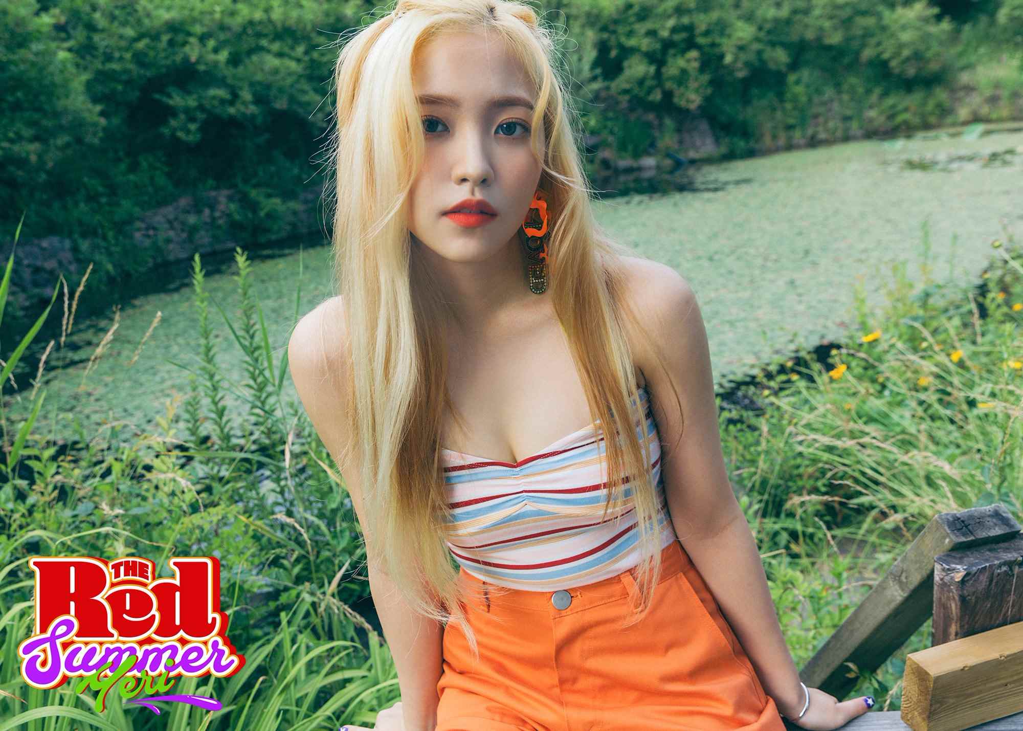 Yeri:「其實大部分的時候成員們都戴著耳機在聽音樂,也有在睡覺的成員,但是以我的情況,因為去年的交通事故,我無法在車上睡覺了,所以我現在真的很常在車上聽音樂。」
而主持人聽到後便擔心的說:「這樣的創傷記憶能早點消失就好了!因為平時也沒有太多睡眠的時間呢...」
