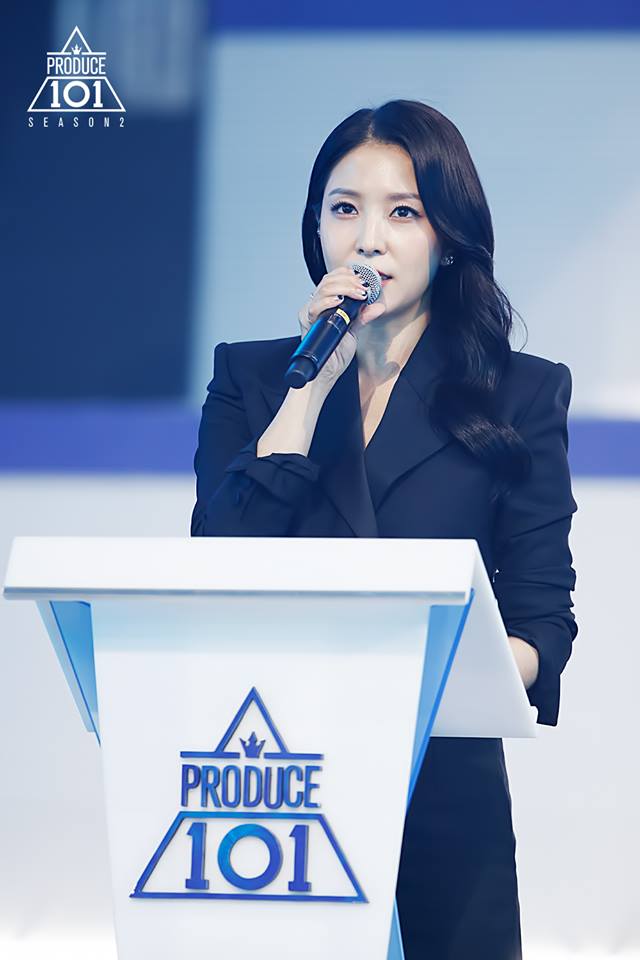 就是《Produce 101》的主持人寶兒,雖然早就貴為SM家理事級人物,還是從SM家嚴格的訓練體制下誕生,第一個SM家紅遍亞洲的Solo女歌手。但是寶兒不僅在節目上完全不擺架子,常以自己過往的經驗提醒、安慰練習生,被說超暖心