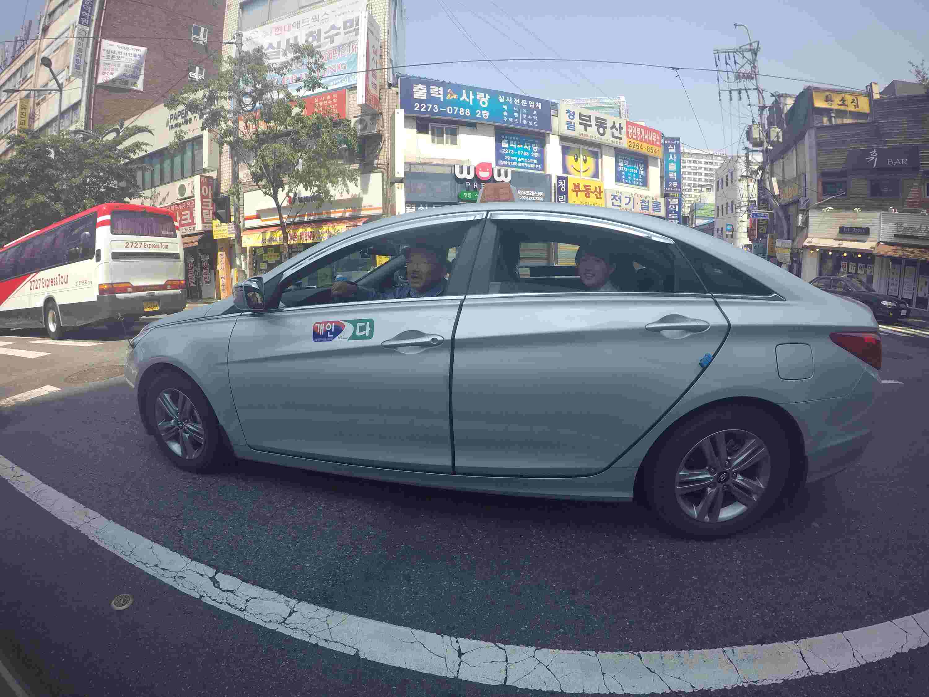【計程車】
計程車分為往濟州市區方向和西歸浦方向,有兩種顏色黑色、銀色,起跳價都一樣,然而黑色廂型車計程車就比較貴,服務也比較好。
▶ 搭乘處:往市區於面對停車場的右邊乘車處搭車,左邊為往西歸浦區乘車處。
▶ 車費:起跳價2800圜(約台幣84元)