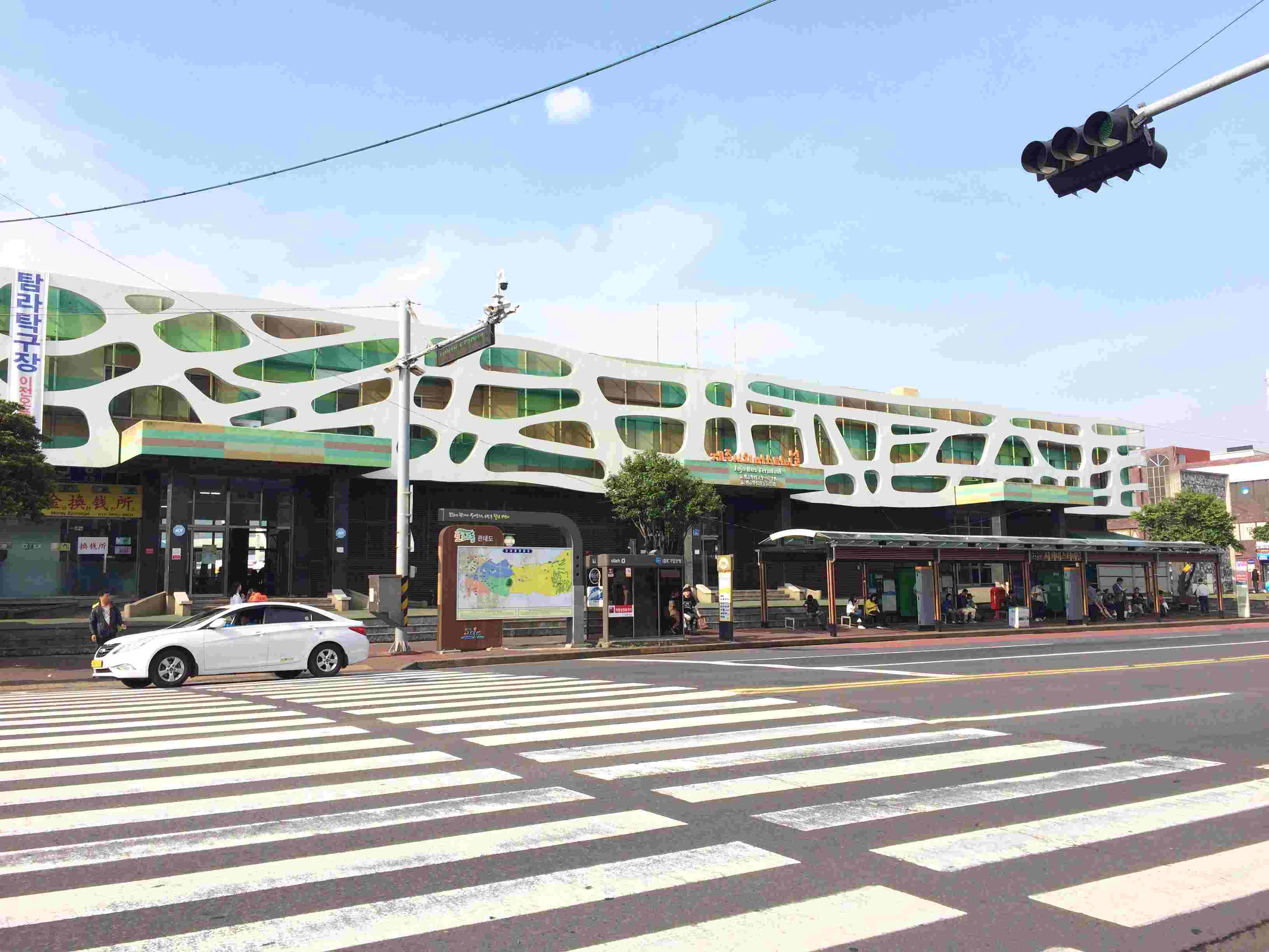 ▶ 地址:174, Seogwang-ro, Jeju-si, Jeju-do제주특별자치도 제주시 서광로 174 (오라일동)(座標:33.499716, 126.514843)
▶ 電話:+82-2-1330(中英韓日客服)
▶ 車費:分區間收費,約1300~3300圜,上車時建建議詢問司機。