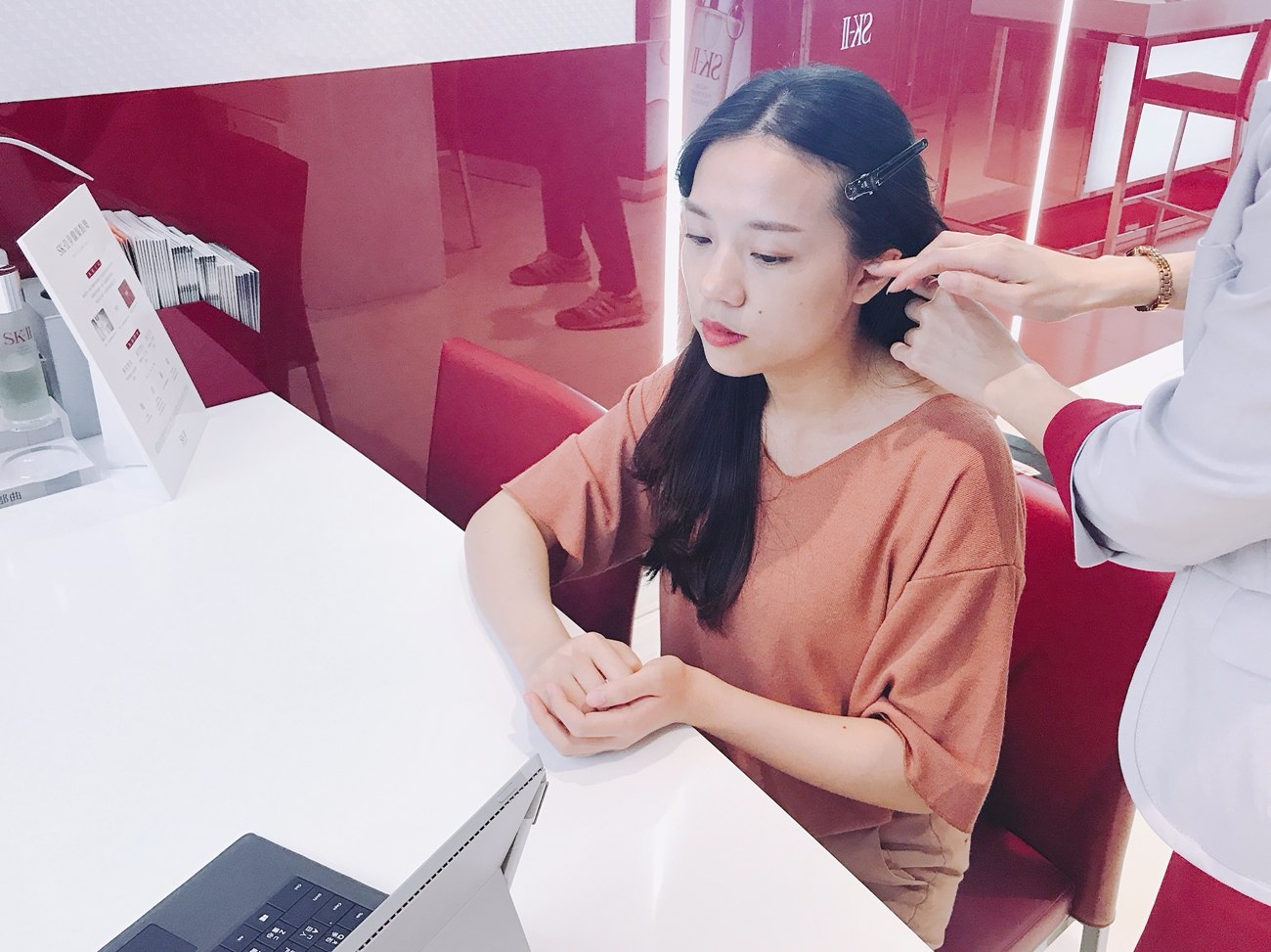 因為歐膩忘記當天有約會,所以帶妝過去...,原本想請美容顧問先幫我卸妝,但是她說帶妝檢測也是OK的喔!不會影響數據,另外美容顧問也不建議當場卸妝,怕會影響當下的肌膚狀況,只能說這部分SK-II真的很專業!
(其實檢測也有上妝、素顏這2種模式可以選,不用怕影響數據喔)