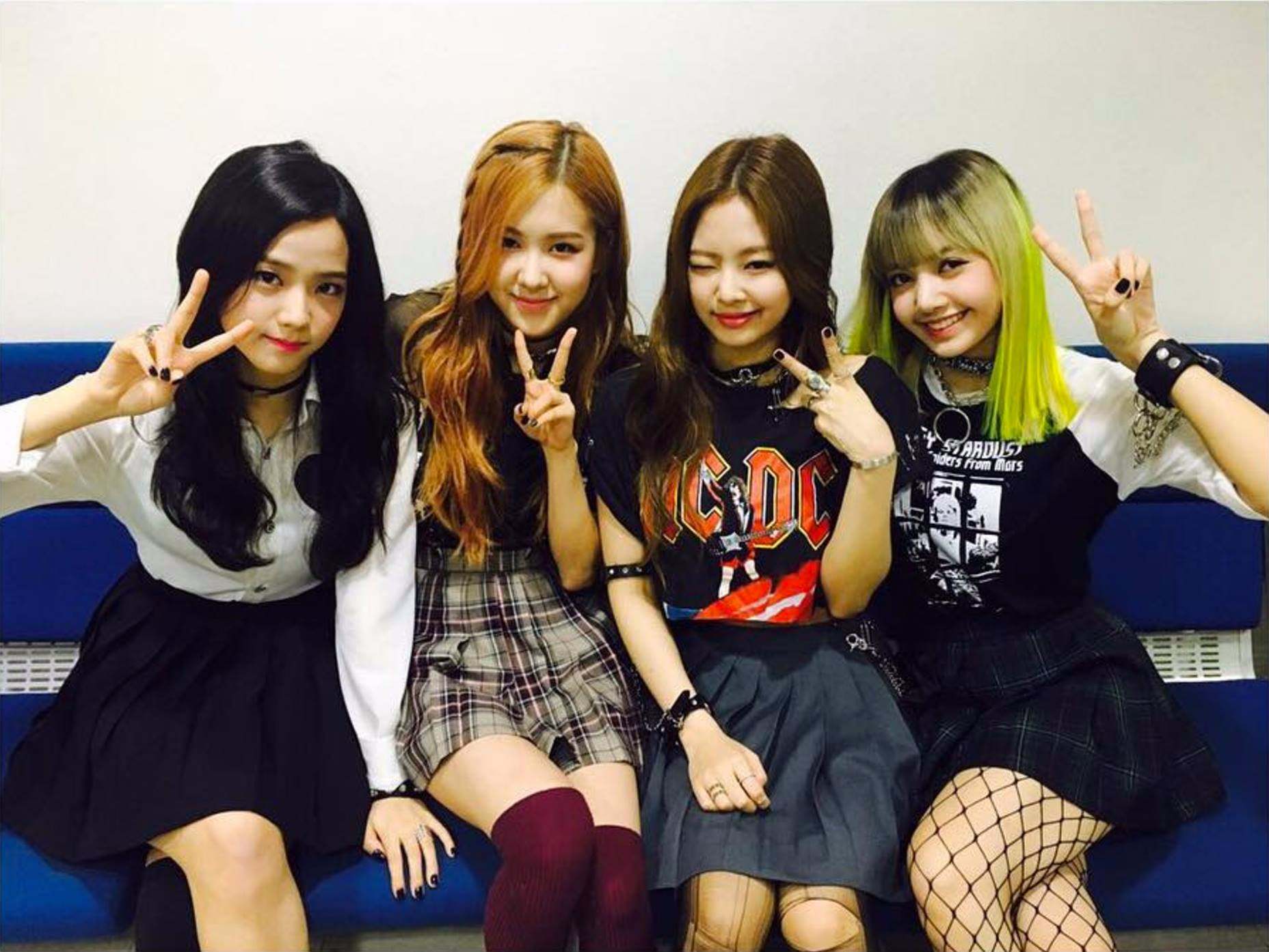 BLACKPINK去年出道後,雖然一開始行程少到讓粉絲不滿,非常例外的YG社長老楊改變主意,讓BLACKPINK上遍所有能上的綜藝節目以及電台。不僅韓國連在海外也擁有超高人氣!