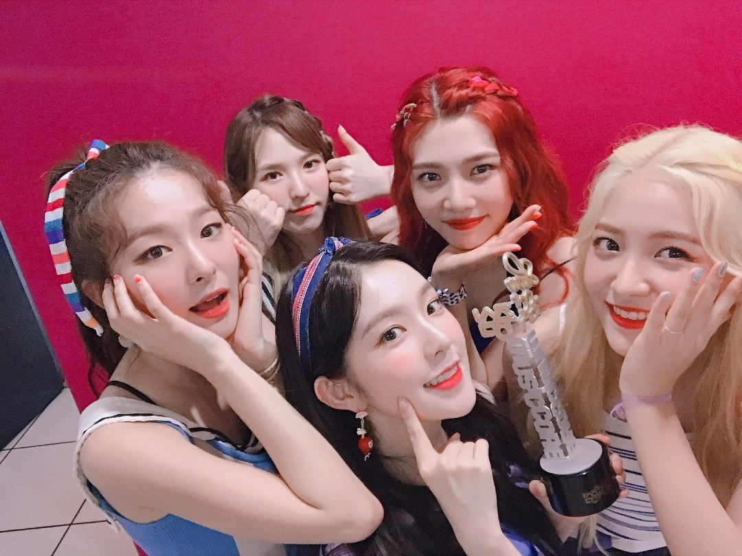 前陣子,RedVelvet的成員Joy在電台上提到,某次公演結束後RedVelvet和BLACKPINK兩團一起去吃韓牛,結果開心地吃著飯與Rosé聊到媽媽時Joy突然爆哭,坐在一旁的成員也被Joy的舉動嚇壞了,但是坐在Joy對面的Rosé則是真誠地聽Joy說話,並溫柔的安慰她!
