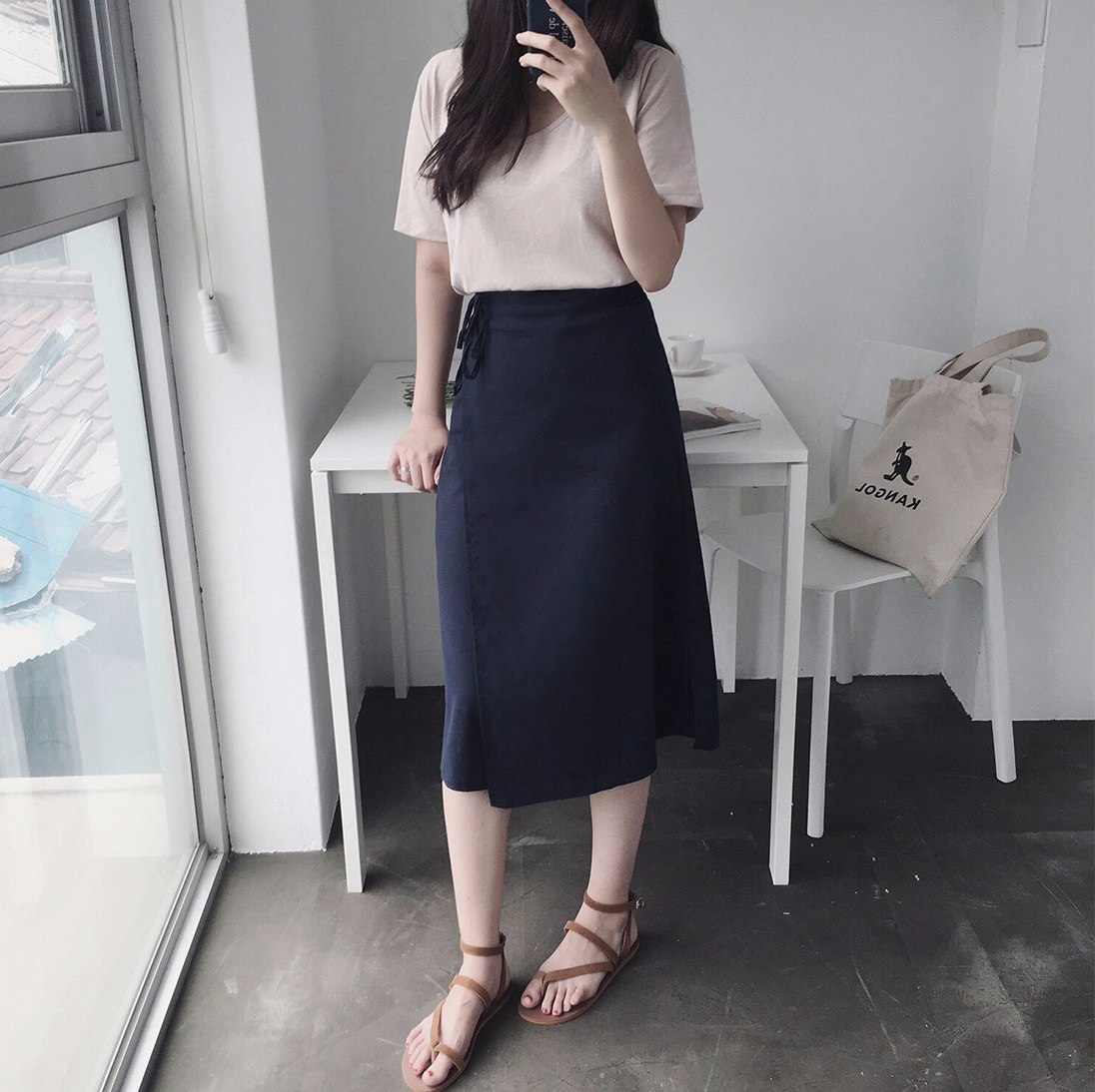 #穿搭類-半長裙
從前一兩年開始就很熱門的半長裙,這次則是以一片裙為主,將蝴蝶結繫在兩側看起來更有女人味呢!不少韓國歐膩都是配上T-Shirt就出門,方便度百分百啊!