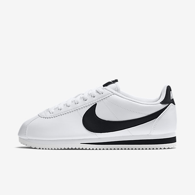 #穿搭類-阿甘鞋黑白配色
阿甘鞋nike Cortez也是近期又在紅回來的熱潮,除了最近新推出的紅藍配色之外,最受韓國人歡迎的就是黑白基本款配色啦!據說歐膩跑了好幾家店都沒找到,店員直接跟他說:「這款太受歡迎,一出來就賣光了!」看來想追隨韓流,這雙不買不行啊!