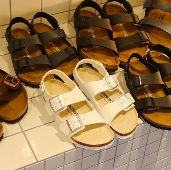 #穿搭類-Birkenstock
除了Teva之外,不少人也會選擇Birkenstock,不管是男生還是女生人腳一雙,還好這牌子台灣也很容易買到,女孩們不用擔心,下班下課去附近的店家看看說不定就可以購入囉~