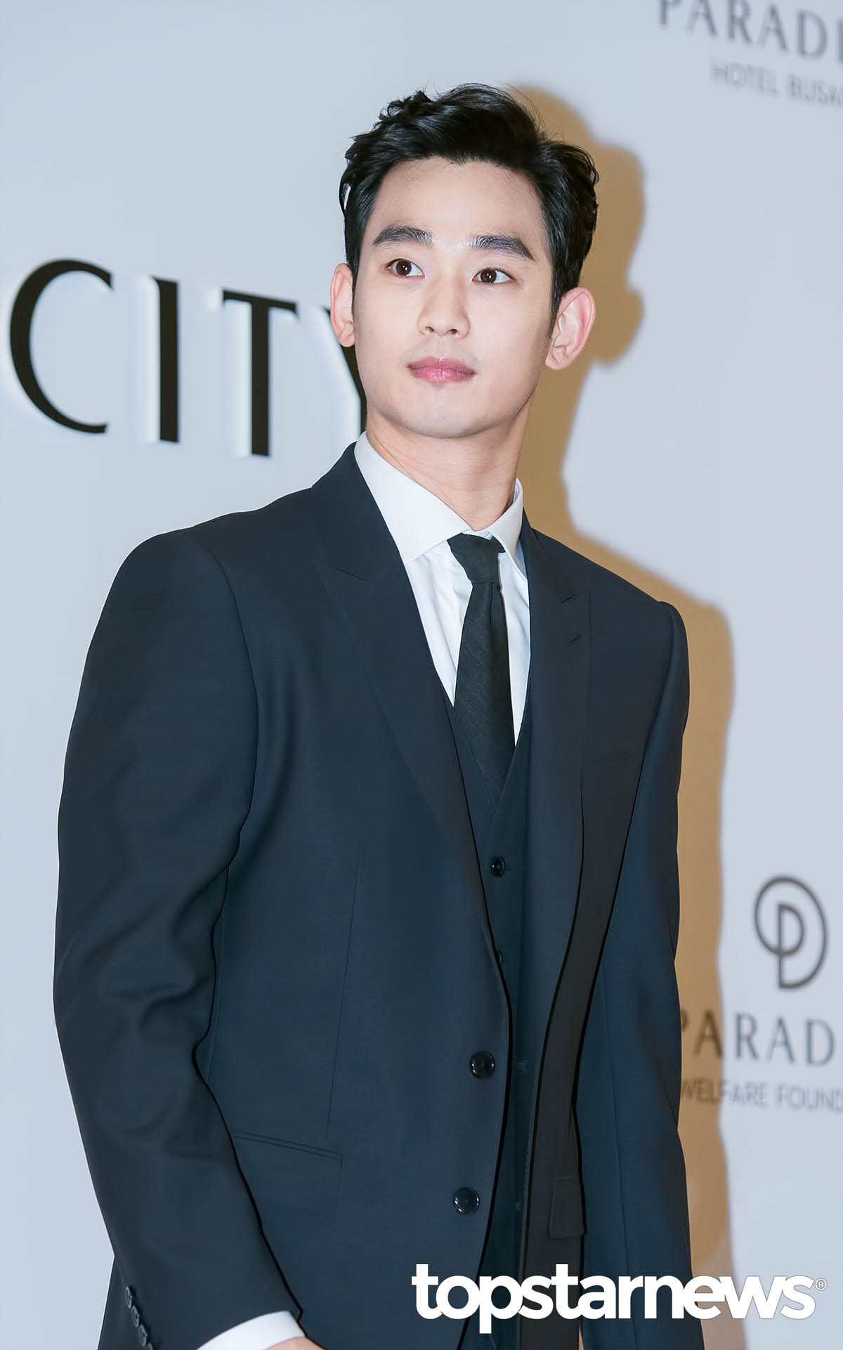 以《擁抱太陽的月亮》《來自星星的你》一躍成為亞洲最紅的電視演員之一的金秀賢,一直都是大家心目中的票房保證。
就連他出演的電影《神偷大劫案》《偉大的隱藏者》成績更是一個比一個好!