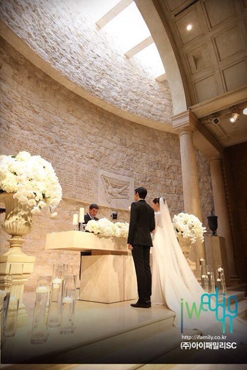但許多韓國網友覺得非常困惑,原因是因為鄭糠雲曾在2014年以和交往3年已久的圈外女友結婚了,但這段婚姻僅維持了不到2年的時間兩人便離婚了,事隔不到一年鄭糠雲被拍到和一名女子賞櫻的照片...